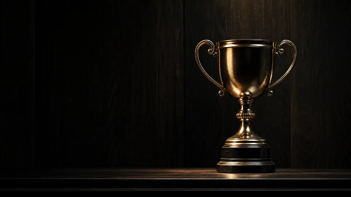 Troféu iluminado em prateleira escura sob holofote