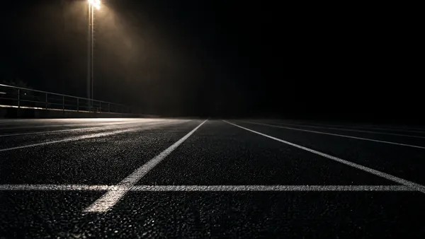 Linha de largada em pista escura, imagem cinematográfica de início