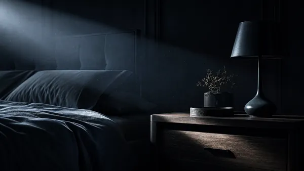 Quarto escuro com criado-mudo iluminado pela luz da lua