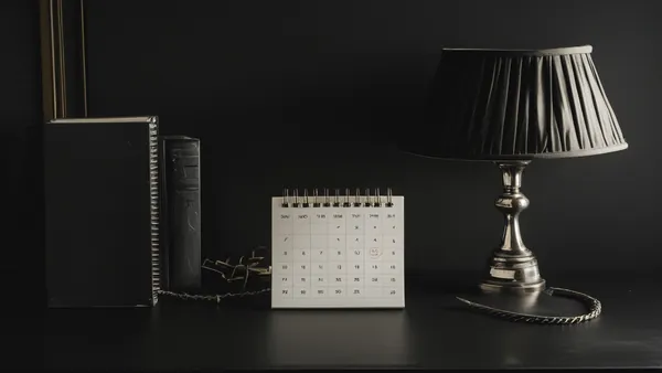 Calendário com sete dias circulados sobre mesa escura