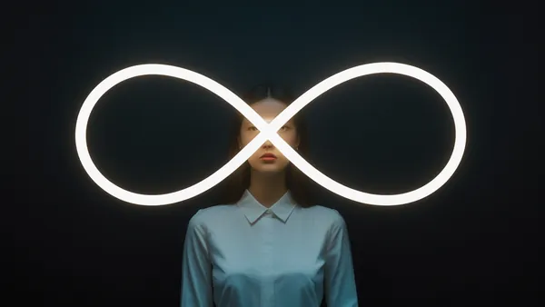Símbolo de infinito luminoso sobre fundo preto, imagem minimalista