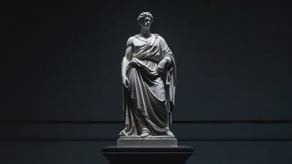 Estátua clássica em museu escuro sob holofote dramático