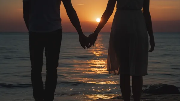 Silhueta de casal de mãos dadas ao entardecer