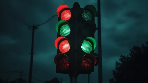 Semáforo à noite com luzes vermelha e verde, imagem cinematográfica